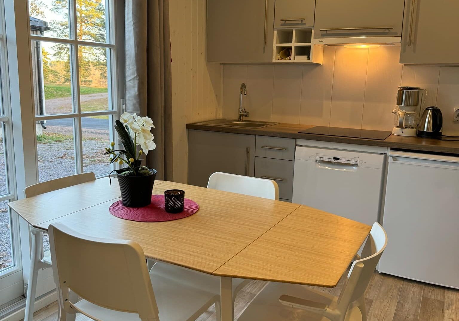 Köksbord hotellstuga
